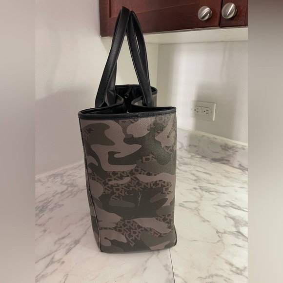 DKNY ARMY CAMO TOTE BAG - Picture 6 of 14